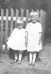 Søndagsfine søstre, stolte og litt sjenerte. Wera til venstre, Elsa til høyre. Året er 1920.
